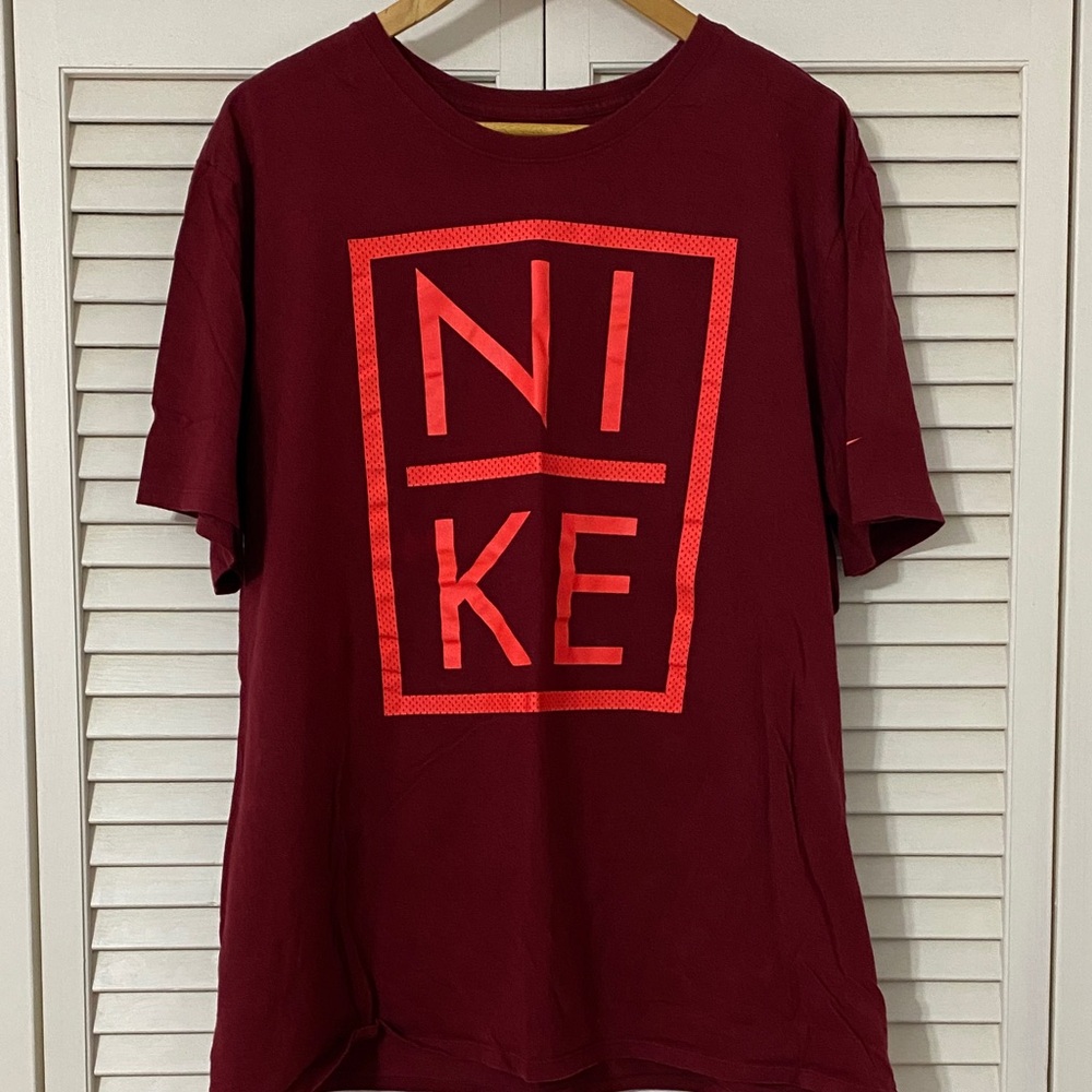 Nike Men's Burgundy Graphic Tee